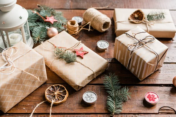 Plusieurs Boîtes Cadeaux Enveloppées Entourées Conifères Bougies Décorations Fils Pour — Photo