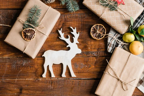 Sfondo Natalizio Con Cervo Giocattolo Bianco Scatole Regalo Confezionate Clementine — Foto Stock