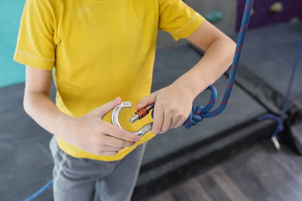 Active Youngster Holding Carabiner Rope While Preparing Equipment Climbing Training — Stock Photo, Image