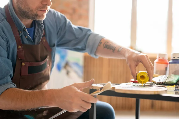 Contemporary Artist Pouring Liquid Yellow Gouache Palette While Sitting Table — Stock Photo, Image