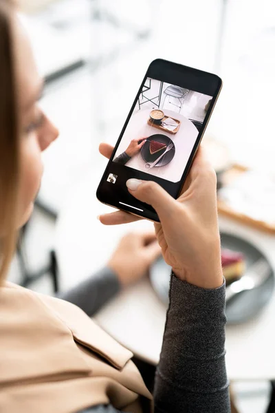 Millennial Frau Mit Smartphone Beim Fotografieren Von Frischem Käsekuchen Und — Stockfoto