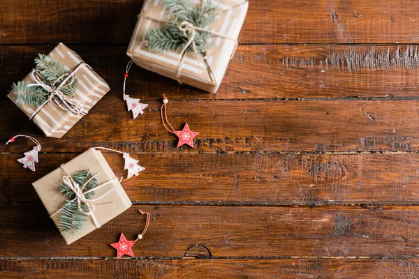 Asztal Háttér Három Csomagolt Kötött Ajándékdobozok Tűlevelű Tetején Karácsonyi Szimbólumok — Stock Fotó