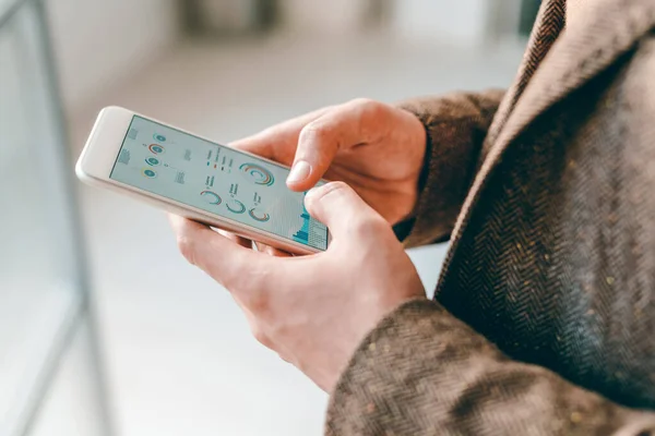 Manos Joven Economista Elegante Desplazándose Través Los Datos Financieros Teléfono — Foto de Stock