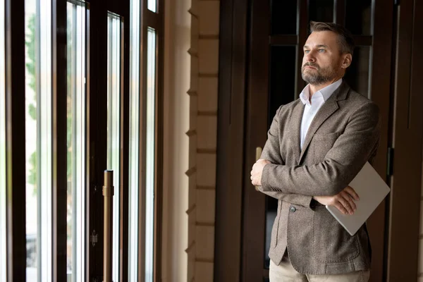 Hombre Negocios Contemporáneo Ropa Formal Cruzando Los Brazos Mientras Piensa — Foto de Stock