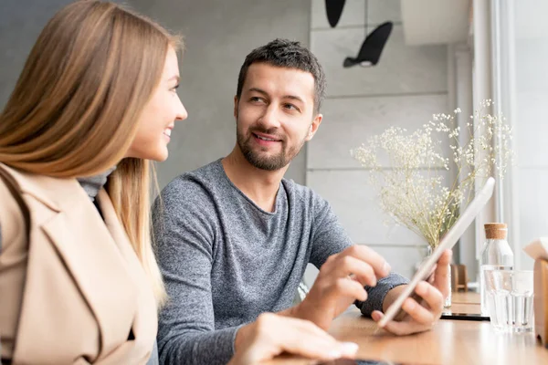 Ευτυχισμένος Νεαρός Επιχειρηματίας Tablet Και Όμορφη Συνάδελφός Του Συμβουλές Σχετικά — Φωτογραφία Αρχείου