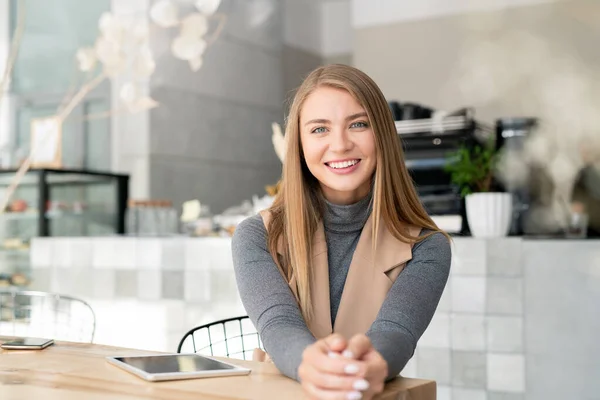 Chica Feliz Elegante Informal Sentado Por Mesa Cafetería Delante Cámara — Foto de Stock