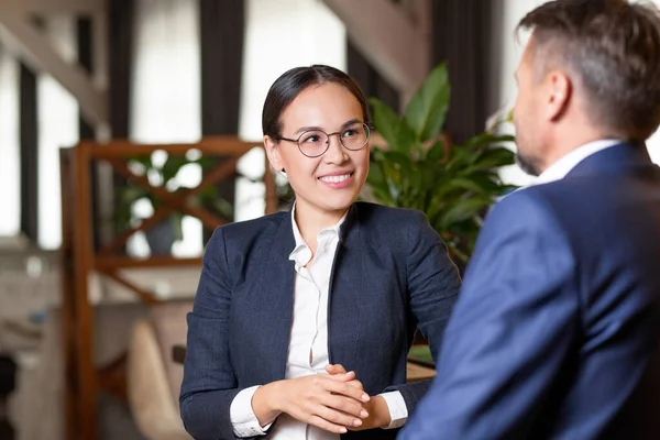 Agente Alegre Bastante Joven Ropa Formal Anteojos Mirando Socio Negocios — Foto de Stock