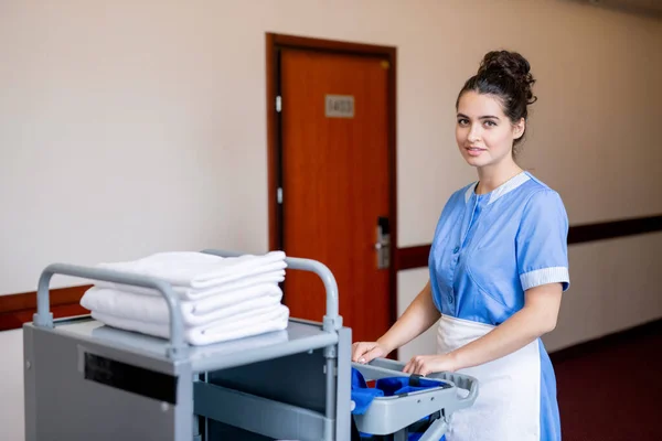 Pretty Young Brunette Chamber Maid Pulling Cart Clean Towels While — Stock Photo, Image