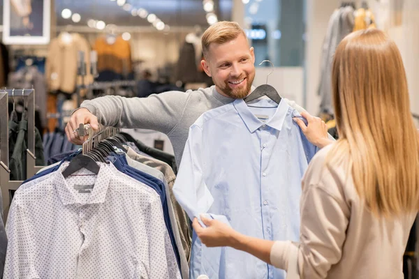 Pareja Joven Eligiendo Una Camisa Nueva Para Hombre Mientras Está — Foto de Stock