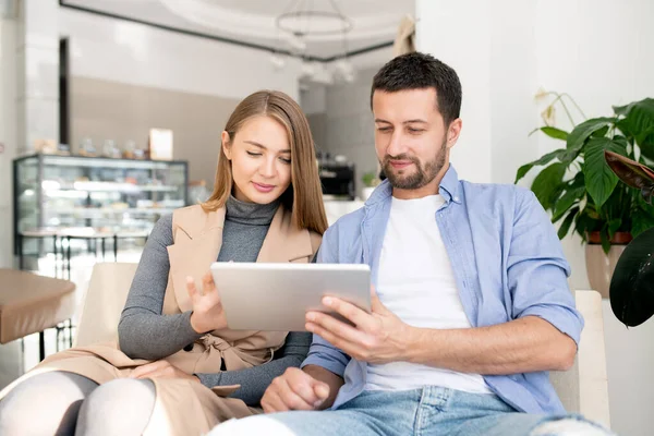 Casual Young Couple Sitting Comfortable Couch Scrolling Touchpad While Relaxing — Stock Photo, Image