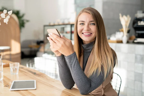 Hübsches Mädchen Mit Zahmem Lächeln Das Dich Ansieht Während Tisch — Stockfoto