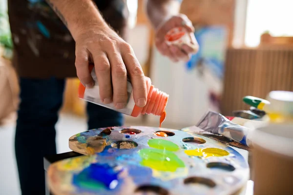 Joven Pintor Masculino Añadiendo Gouache Color Naranja Paleta Antes Mezclar —  Fotos de Stock