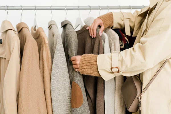 Jovem Contemporânea Gabardine Bege Pulôver Malha Escolhendo Casualwear Nova Coleção — Fotografia de Stock