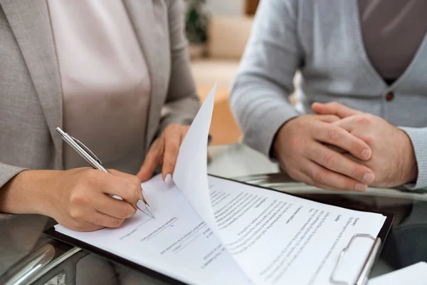 Parceiros Negócios Que Põem Assinatura Última Página Contrato Financeiro Depois — Fotografia de Stock