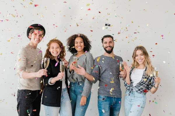 Young Ecstatic Multiracial Friends Cheering Champagne Colorful Confetti Home Party — Stock Photo, Image