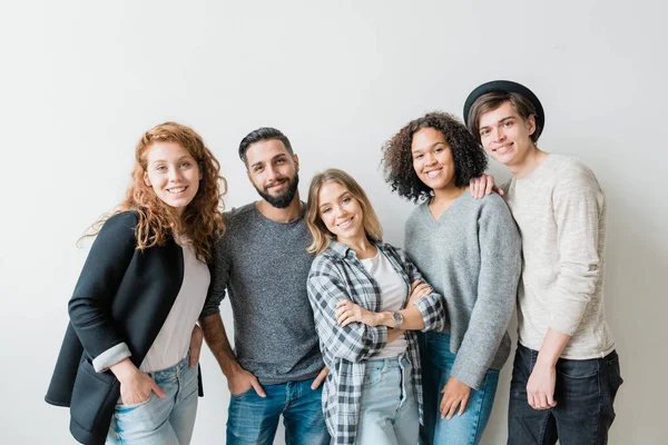 Amistosos Chicos Chicas Sonrientes Ropa Casual Pie Junto Pared Blanca — Foto de Stock