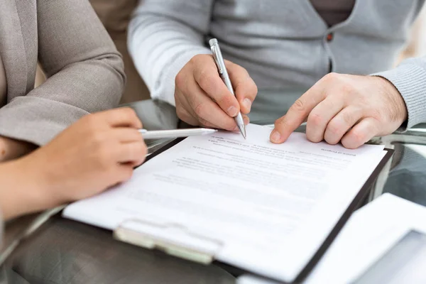 Dojrzały Mężczyzna Długopisem Podpisuje Umowę Lub Inny Dokument Finansowy Negocjacjach — Zdjęcie stockowe
