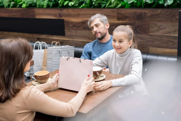 Chica Bonita Madre Mirándose Por Mesa Cafetería Mientras Sostiene Bolso — Foto de Stock