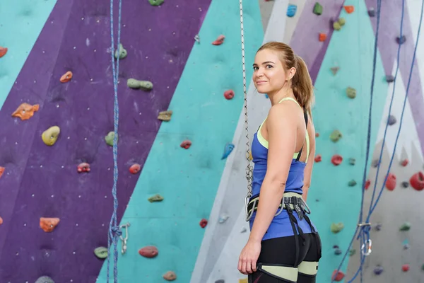 Junge Blonde Frau Spezieller Kletteraktivität Steht Einer Wand Mit Mehrfarbigen — Stockfoto