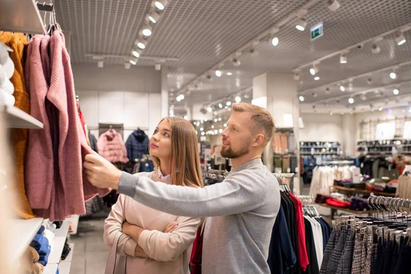 Jong Hedendaags Echtpaar Stand Nieuwe Casualwear Collectie Hangers Terwijl Het — Stockfoto