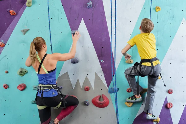 Zadní Pohled Školáka Mladou Ženu Activewear Uchopení Malých Skal Lezecké — Stock fotografie