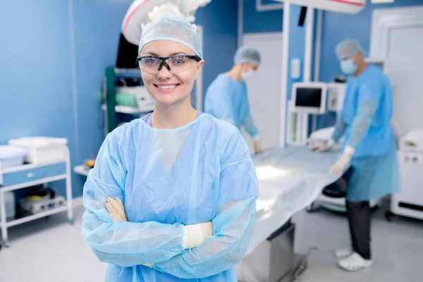 Glückliche Junge Assistentin Schutzhandschuhen Und Uniform Die Arme Brust Kreuzt — Stockfoto