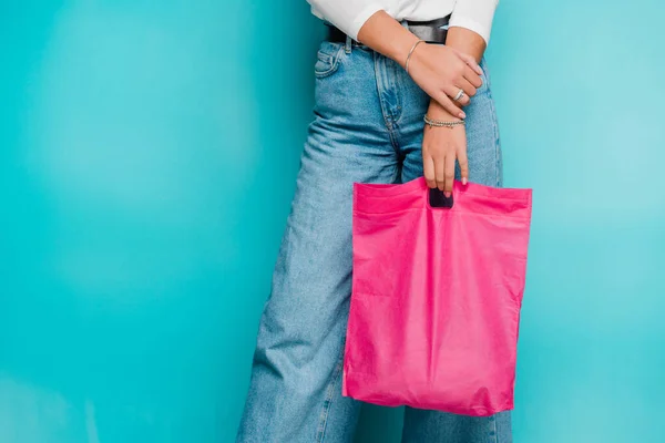 Nedre Delen Unga Tillfälliga Kvinnliga Shoppare Blå Jeans Håller Fucsia — Stockfoto