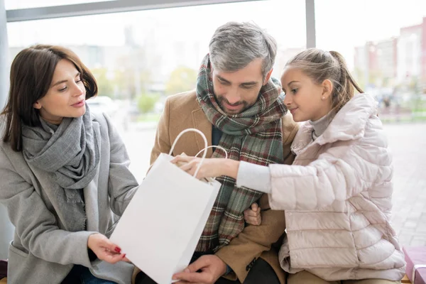Hübsches Mädchen Nimmt Geschenkbox Aus Papiertüte Während Ihre Eltern Geschenk — Stockfoto