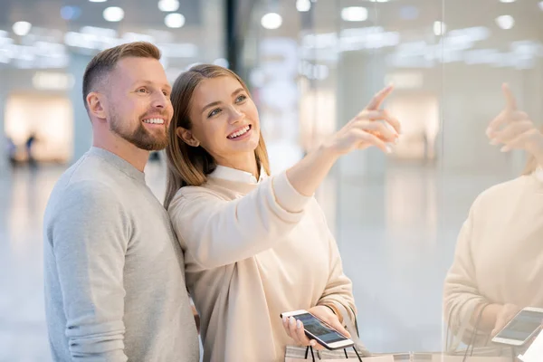 Glückliche Frau Mit Smartphone Und Papiertaschen Die Ihrem Mann Trendige — Stockfoto