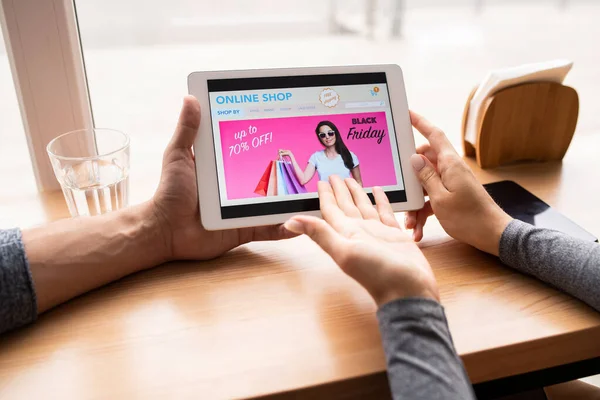 Χέρι Της Νεαρής Γυναίκας Κρατώντας Touchpad Και Δείχνει Online Shop — Φωτογραφία Αρχείου