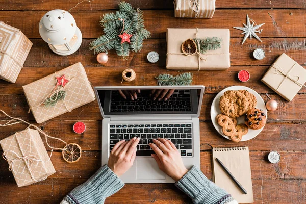 Mani Femmina Sulla Tastiera Del Computer Portatile Navigare Rete Negozi — Foto Stock