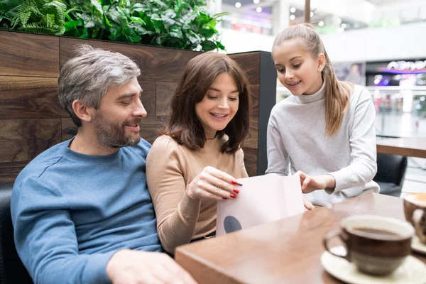 Jovem Feliz Tomando Olhar Para Presente Saco Papel Enquanto Sua — Fotografia de Stock