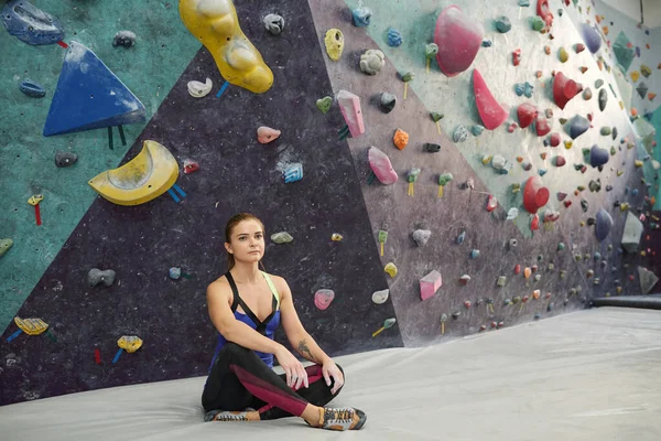 Genç Dingin Bacak Bacak Üstüne Atmış Bir Kadın Spor Salonunda — Stok fotoğraf