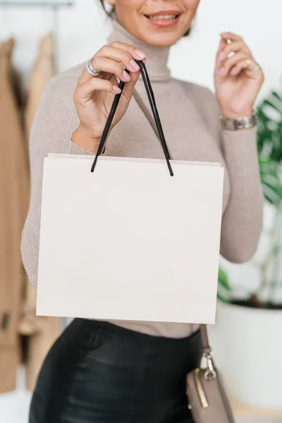 Glad Ung Konsument Casualwear Håller Vit Paperbag Framför Kameran Samtidigt — Stockfoto