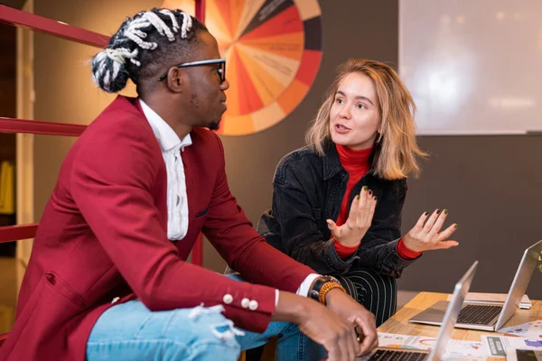 Estudante Loira Inteligente Casualwear Explicando Algo Para Colega Grupo Africano — Fotografia de Stock