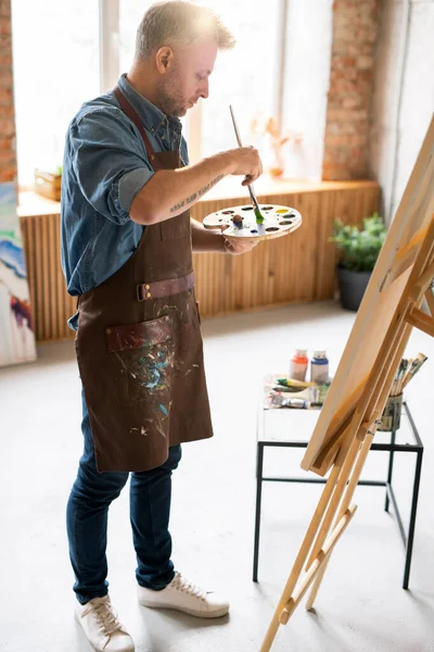 Middle Aged Painter Casualwear Apron Mixing Colors Palette While Standing — Stock Photo, Image