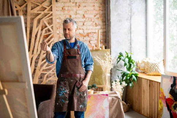 Pintor Profissional Vestuário Trabalho Frente Cavalete Com Olho Fechado Determinando — Fotografia de Stock