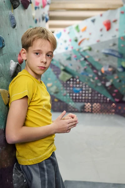 Słodki Uczeń Aktywnym Ubraniu Opierający Się Ścianę Wspinaczkową Lub Sprzęt — Zdjęcie stockowe