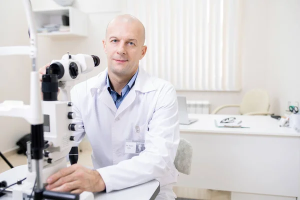 Optometrista Professionista Successo Whitecoat Che Guarda Mentre Lavori Con Nuove — Foto Stock