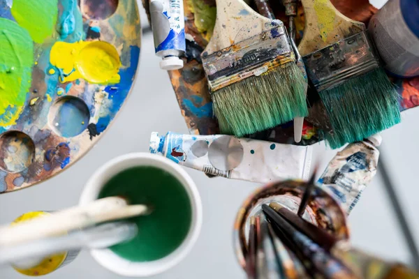 Overview Various Kinds Paintbrushes Table Glasses Oil Paints Palette Mixed — Stock Photo, Image