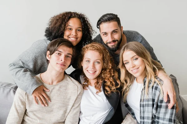 Jóvenes Amigos Cariñosos Sonrientes Ropa Casual Sentados Frente Cámara Mirándote — Foto de Stock