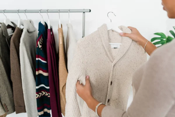 Cardigan Casual Maglia Bianca Appendino Tenuto Giovani Shopaholic Che Scelgono — Foto Stock