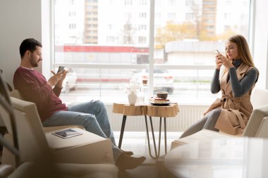 İki bin yıllık gündelik giysiler, kafedeki koltuklarda yan yana oturur, pencerelere yaslanır ve aletlerin içinde kayarlardı.