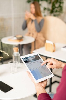 Turistler için internet sitesinde sörf yaparken ve seyahat ararken ekranı gösteren insan eli değmiş.