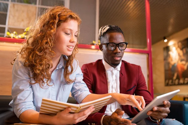 Jeunes Étudiants Multiculturels Employés Qui Regardent Écran Tactile Alors Que — Photo