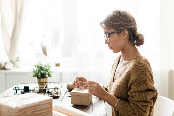 Ung Kvinna Casualwear Sitter Vid Bordet Och Binda Knut Toppen — Stockfoto