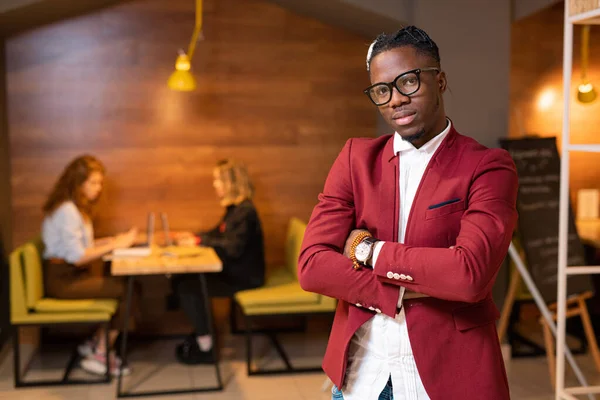 Cara Elegante Etnia Africana Casual Inteligente Frente Câmera Com Duas — Fotografia de Stock