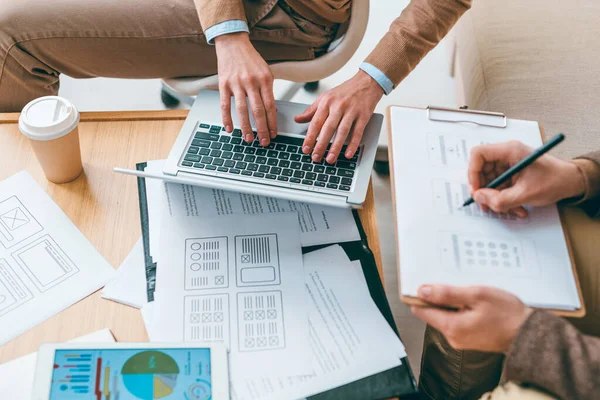 Een Van Jonge Programmeurs Software Ontwikkelaars Typen Laptop Toetsenbord Terwijl — Stockfoto