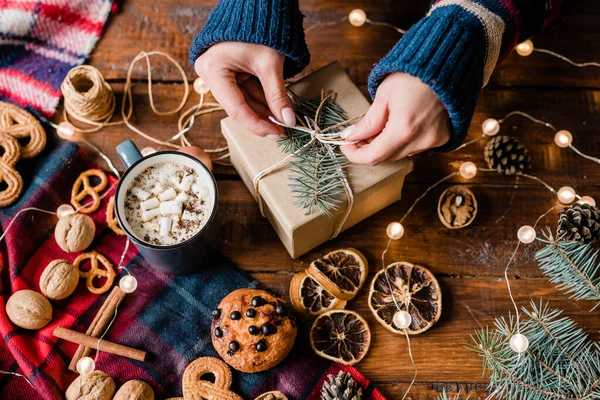 Mani Ragazza Che Fanno Inchino Sulla Scatola Regalo Avvolta Circondata — Foto Stock