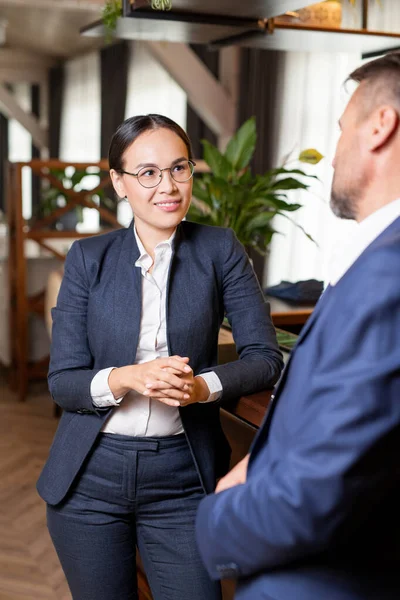 Giovane Donna Elegante Etnia Asiatica Discutere Alcuni Momenti Lavoro Con — Foto Stock